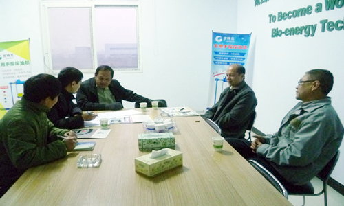 吉姆克業(yè)務(wù)經(jīng)理正在和客戶(hù)溝通飼料顆粒機設備