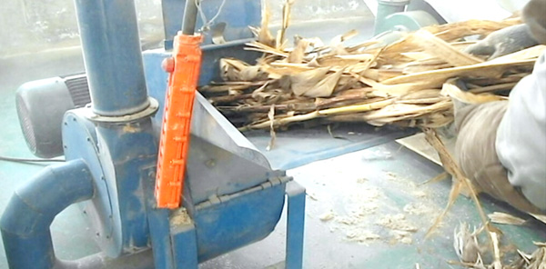 玉米秸稈粉碎機粉碎秸稈加工過(guò)程