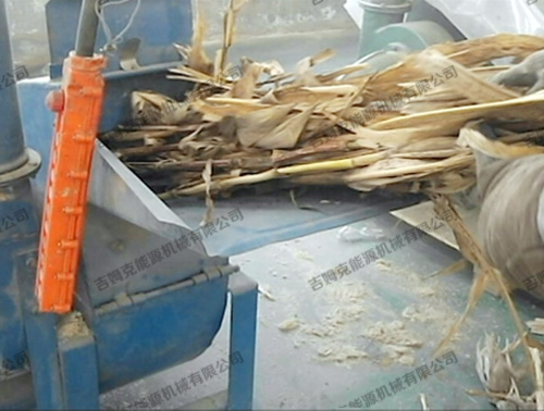 秸稈粉碎機將玉米秸稈粉碎處理過(guò)程